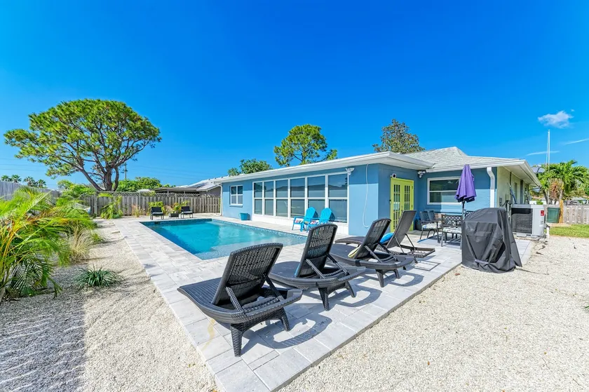 *Gorgeous Pool w Swim Deck. Close 2 IMG/Beaches - Image 1