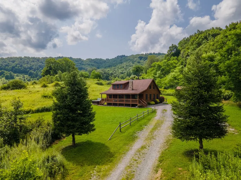Cozy 4 Bedroom Log Cabin Getaway near Snowshoe, West Virginia With Hot Tub - Image 1