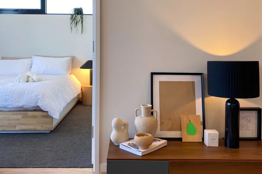 Modern 2-bedroom, parking, wifi, walk to AIS/GIO - Image 1