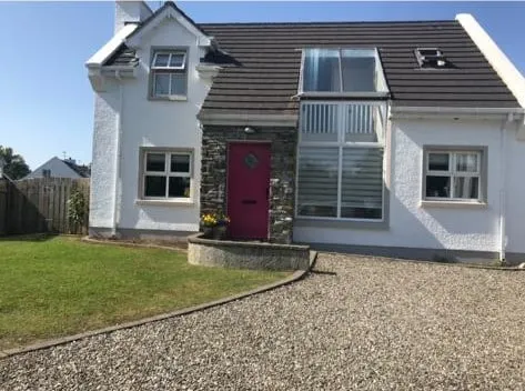 Boutique Holiday Home - Two Beaches 500m - Image 1