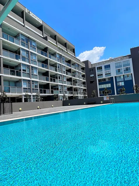 AQUA 306 POOLSIDE Luxury Apartment , Honeysuckle, NEWCASTLE FREE Parking - Image 1