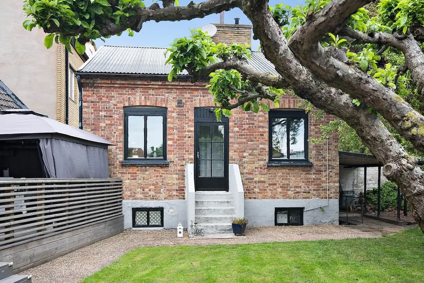 Secluded garden house - Image 1