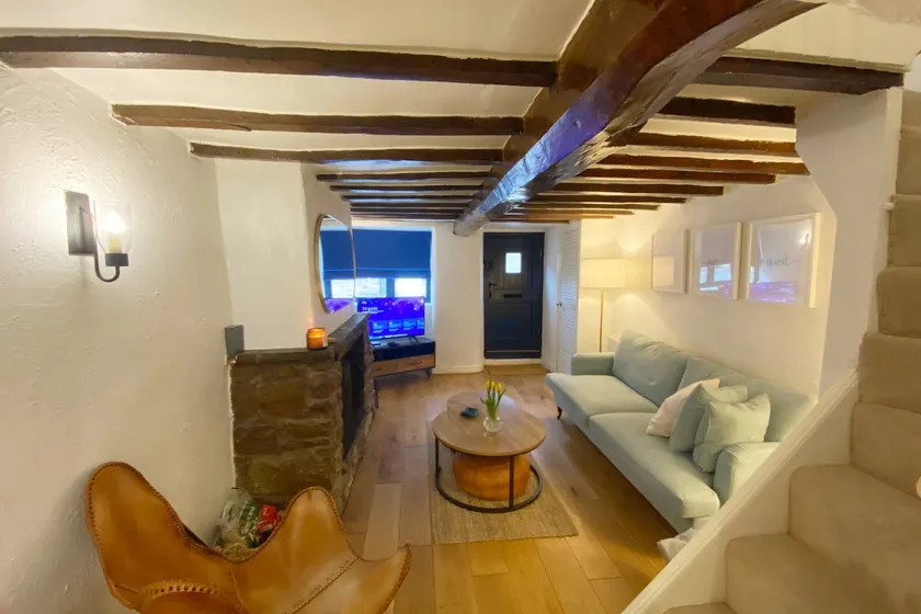 1750's cottage with open fire and beams - Image 1