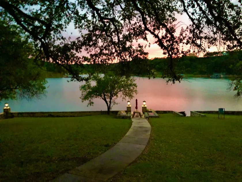 R&R Riverhouse on the Water - King Bed - Image 1