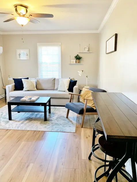 Cozy 1 bedroom apartment with fenced in backyard. - Image 1