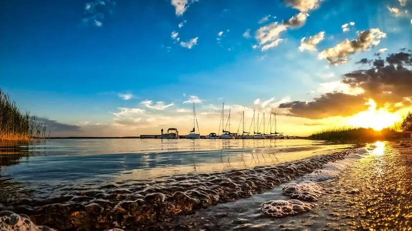 Beach house by the lake - Image 1