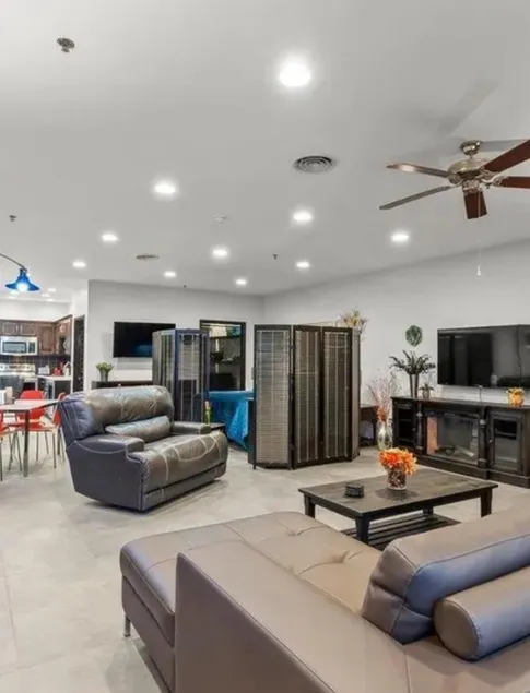 Private Downtown Apartment - Image 1
