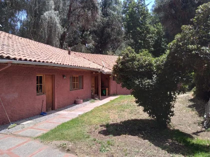 Quiet country house with a pool - Image 1