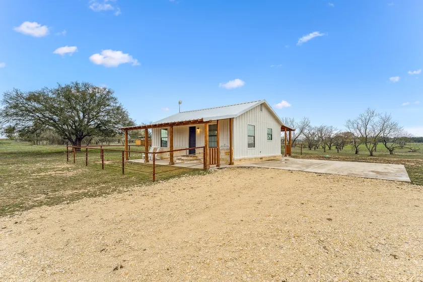 Secluded ranch house - Image 1