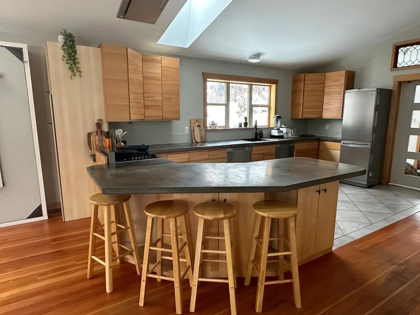 Big & Bright Liveable 1 Bed & Guest Bed in Nelson - Image 1