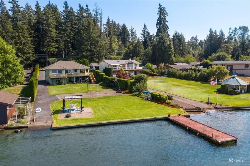 Sunset Lake Retreat@ Lake Tapps-Lakefront, Spacious, Sports court, Kayaks - Image 1