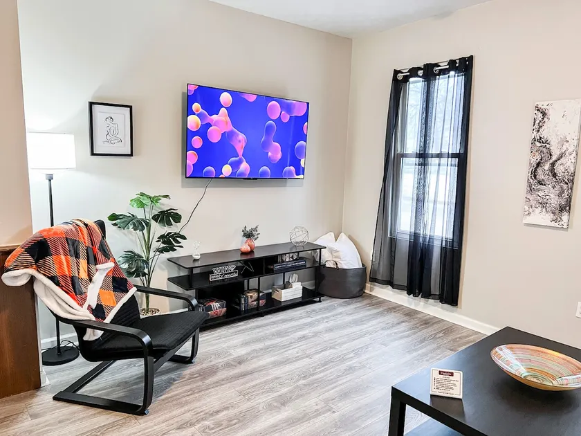 GREAT Location - 2BR w/Fast Wifi + Free Parking! - Image 1