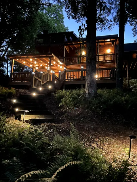 A Bit of it All! Fireplaces, river view & hot tub - Image 1