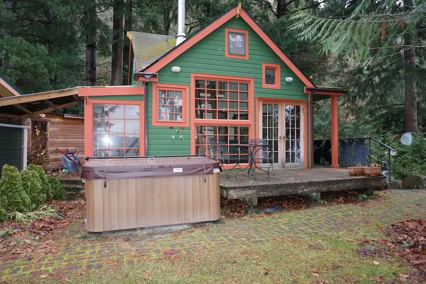 Last Resort Guesthouse - Image 1