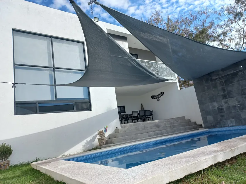 House with a pool and garden - Image 1