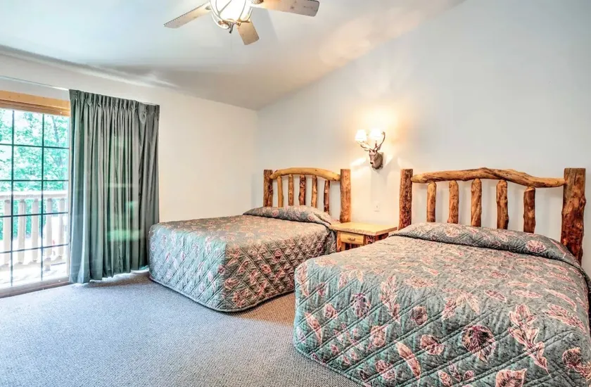 Starved Rock’s Luxury Cabin - Image 1