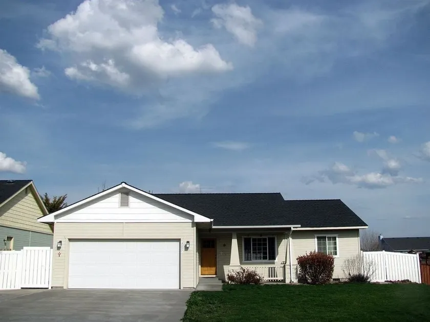 Peaceful comfortable family home - Image 1