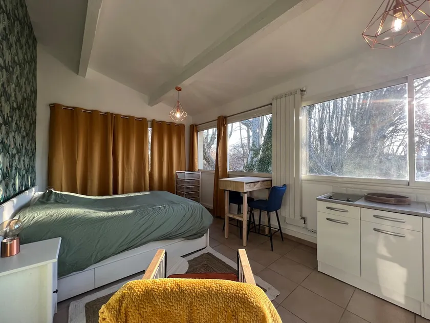 Studio with semi-panoramic view - Image 1