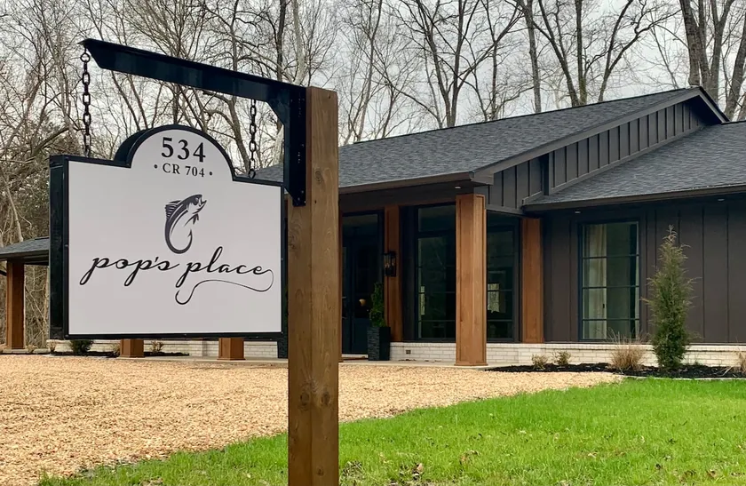 Pop's Place: Unique luxury on White River! - Image 1