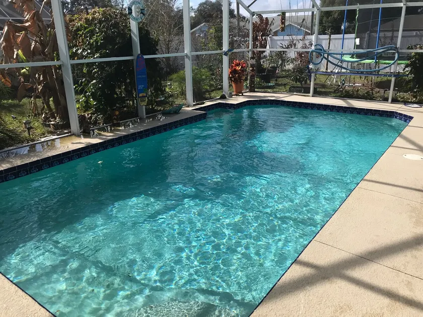 Bright, spacious home with heated pool - Image 1
