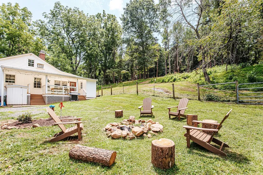 Farmhouse, 12 Min to NP, 16 Ac, HotTub, Fence - Image 1
