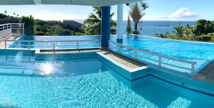 Quiet studio with sea view and pool - Image 1