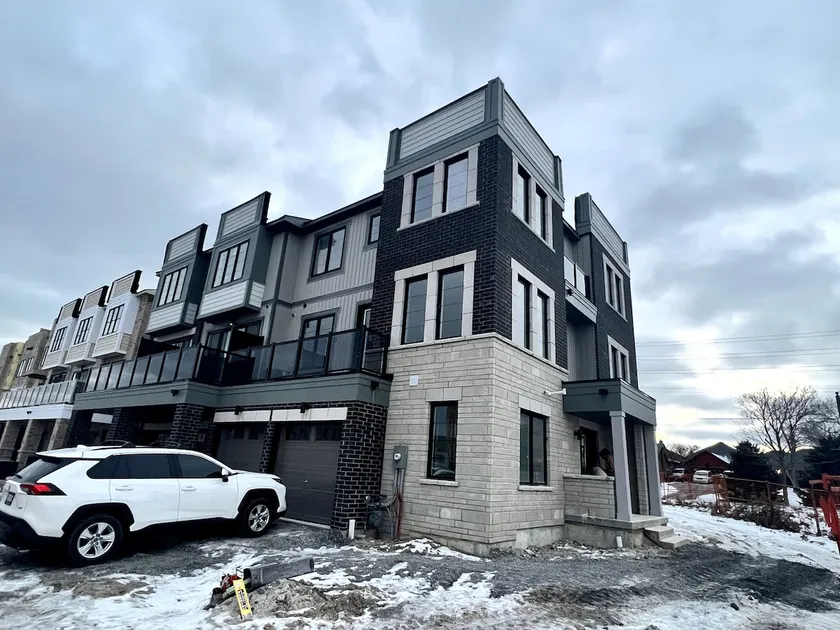 Spacious & Modern Townhome - Image 1