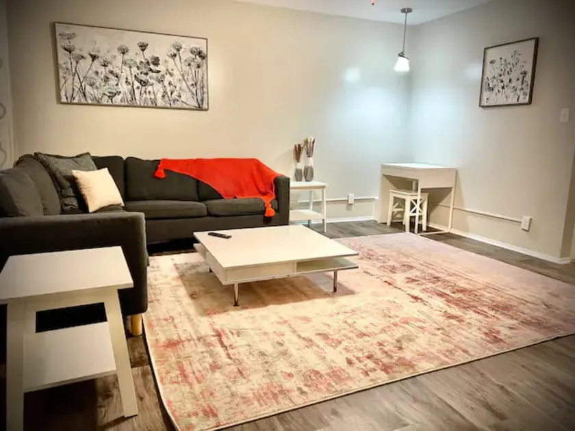 Spacious 4-bed home just 2 miles to ND - Image 1
