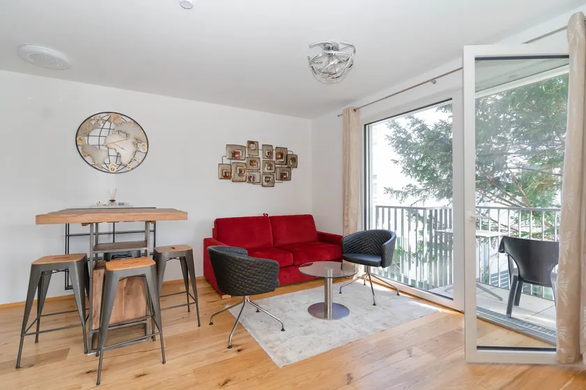 Luxurious apartment with big balcony near city center - Image 1