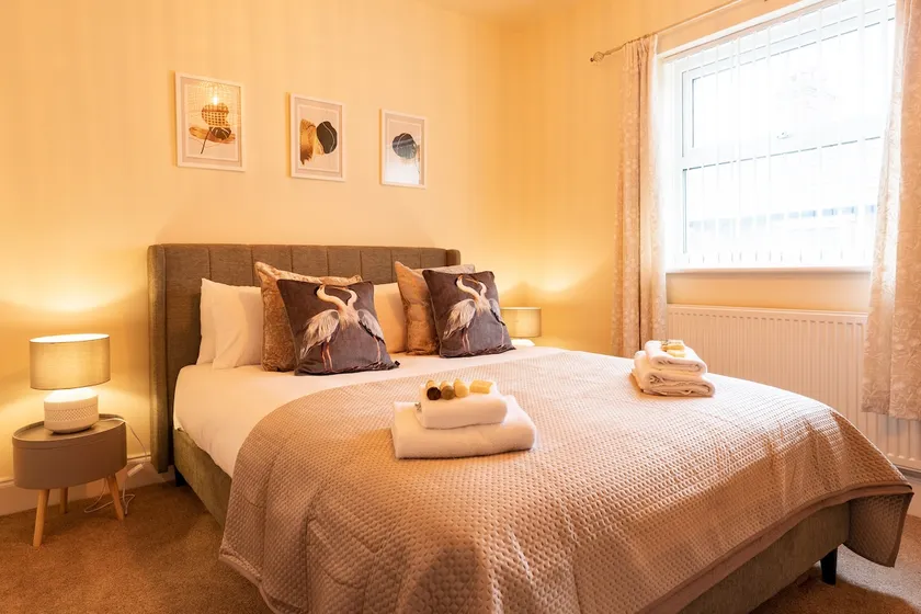 Great 3 bed Handbridge home Sleeps 6 EV Charger - Image 1