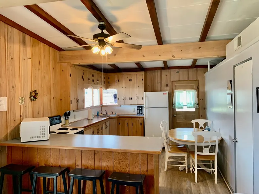 Cozy 2 Bed 2 Bath Lake Front Cottage - Image 1