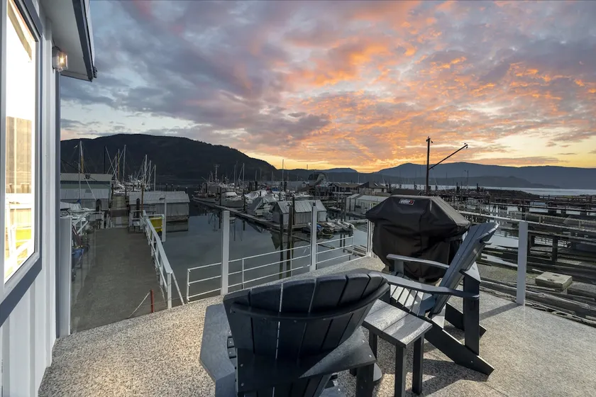 Apartment on the dock in Cowichan Bay - Image 1