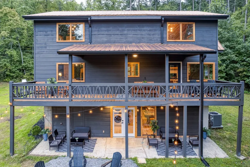 #1 for Families•Pool Table•Shuffleboard•Hot Tub - Image 1