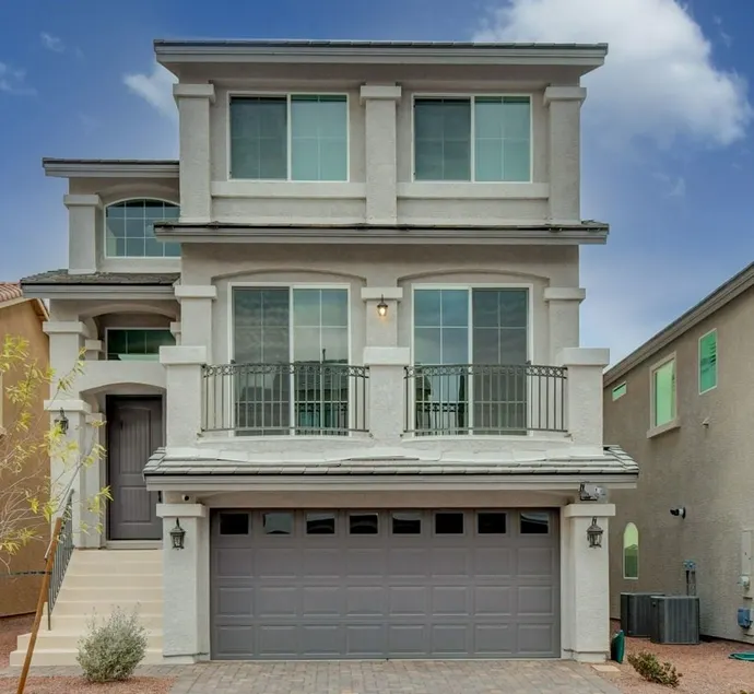 Dual master home minutes to airport/strip/stadium - Image 1