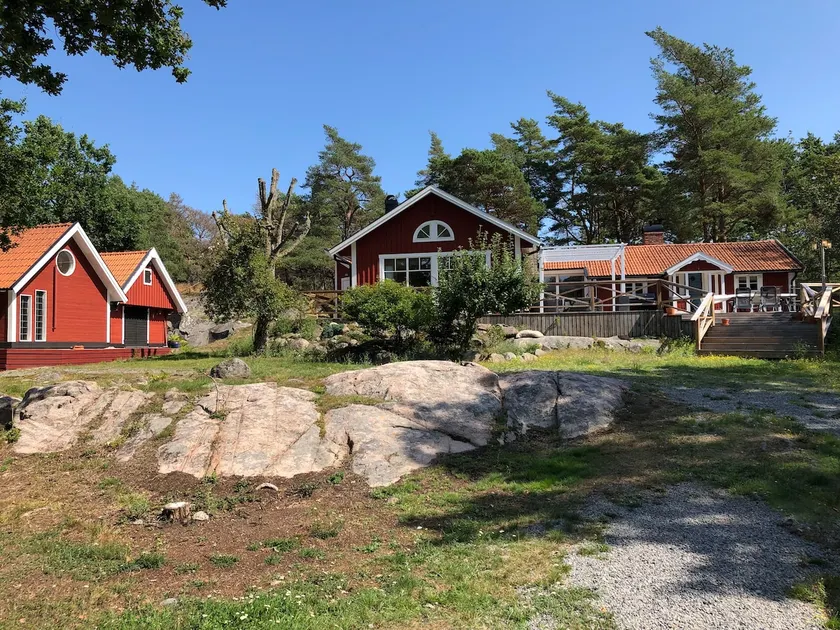 Modern cottage with its own dock. - Image 1