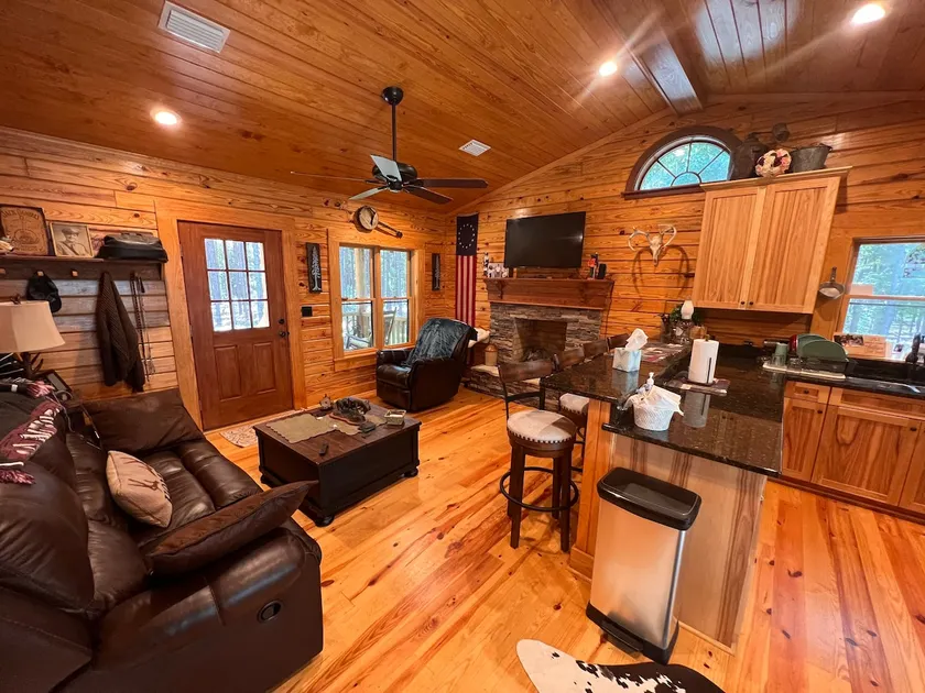 Cozy cabin in the Georgia pines! Retriever kennels - Image 1