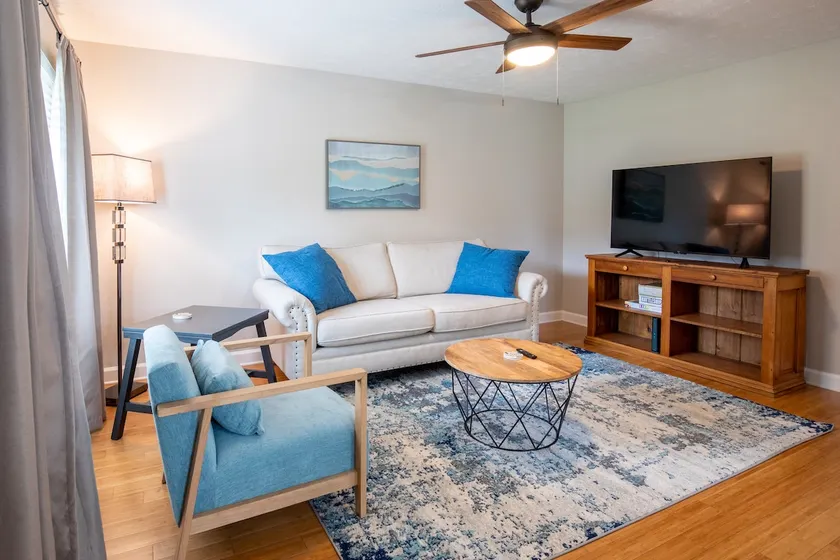 Comfortable & spacious-Walk to Fraternity Row! - Image 1