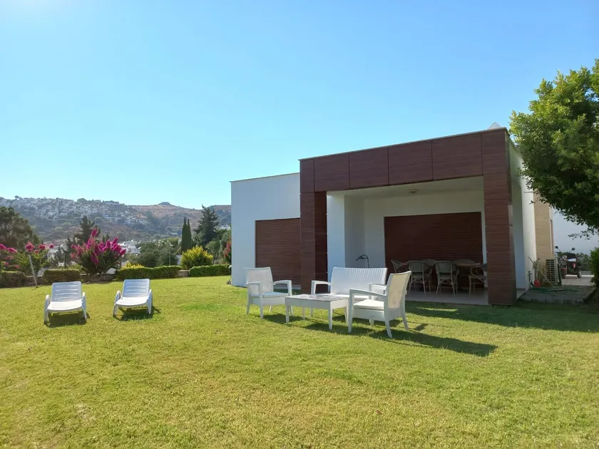 Villa with garden in a complex with pool and beach access - Image 1