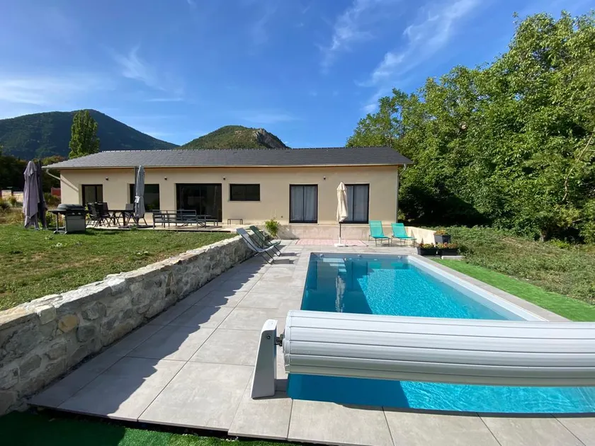 Single-story detached house with pool - Image 1