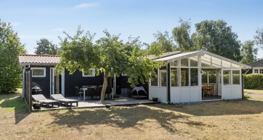 3-bedroom vacation home close to the beach - Image 1