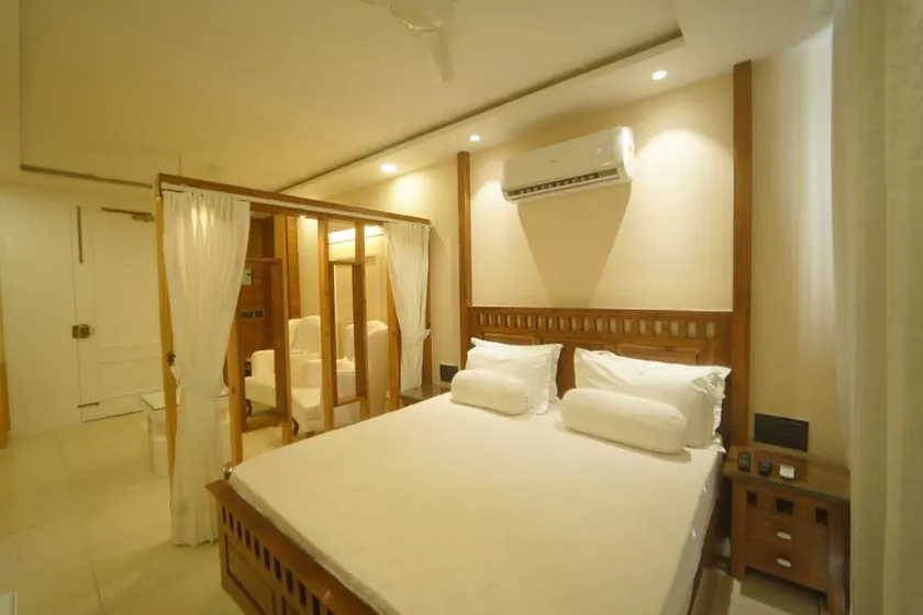 Antique Royal Suite - Image 1