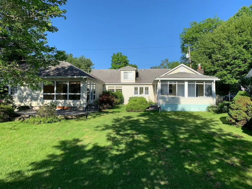 Beautiful 3 Bedroom Lakefront Home - Image 1