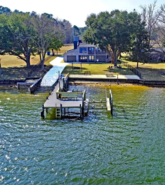 Lakefront home with boat ramp and game room - Image 1