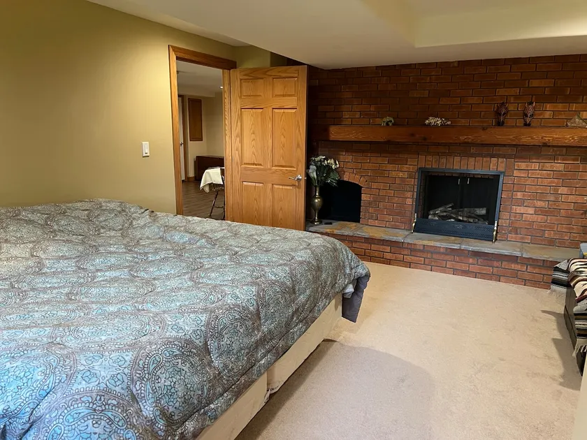 7 min UWP, 15 min DBQ, serene setting, king bed - Image 1