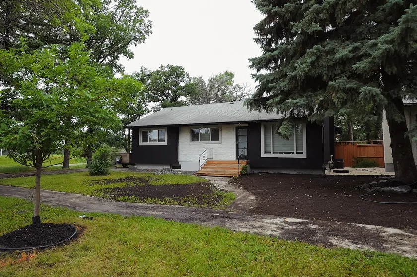 Winnipeg luxurious bungalow at a perfect location - Image 1