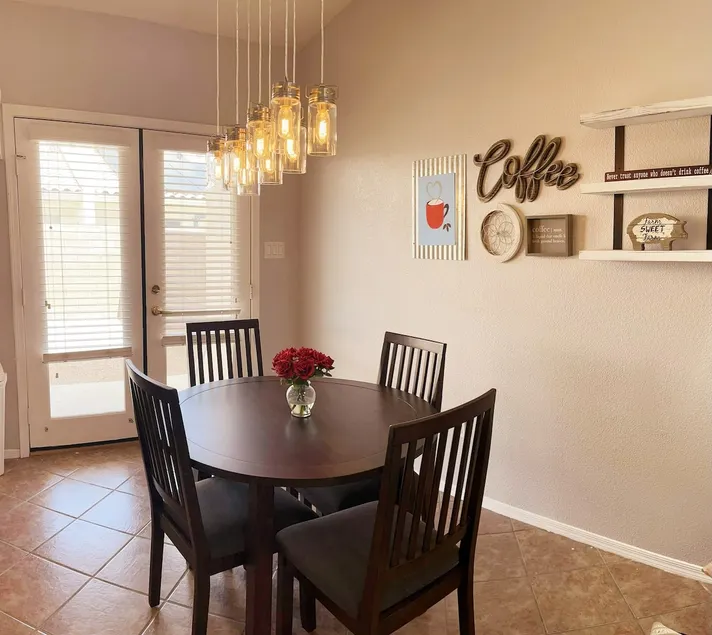 Foothills, Walk to Shops, I8 Access, Heated Pool - Image 1