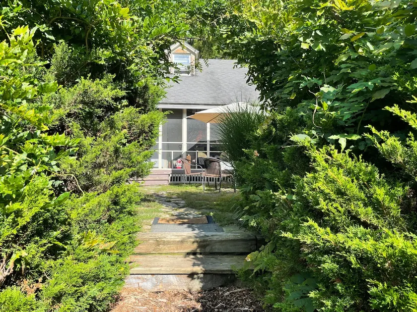 Hollywood Bungalow in the Berkshires #C0191633410 - Image 1