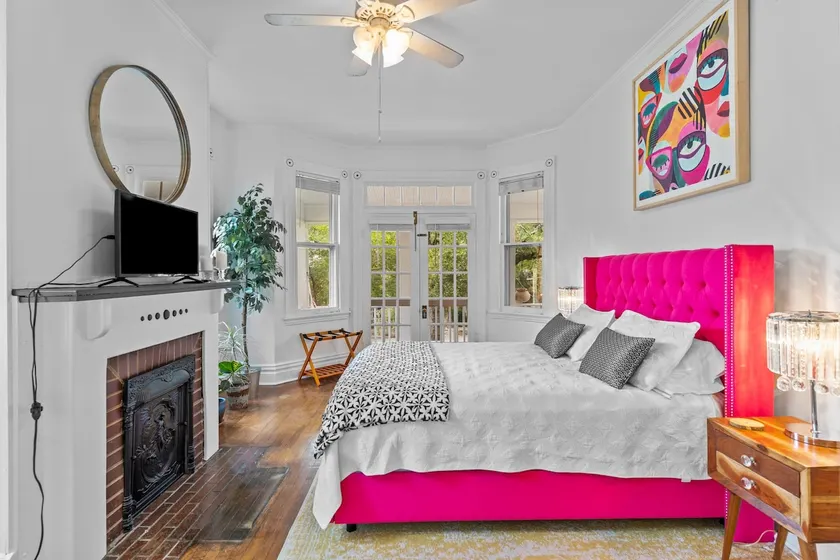 Beautiful Balcony one bedroom  steps to downtown River Walk ! - Image 1