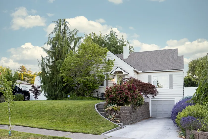 Cheerful 5 Bedroom Home with Historic Charm - Image 1