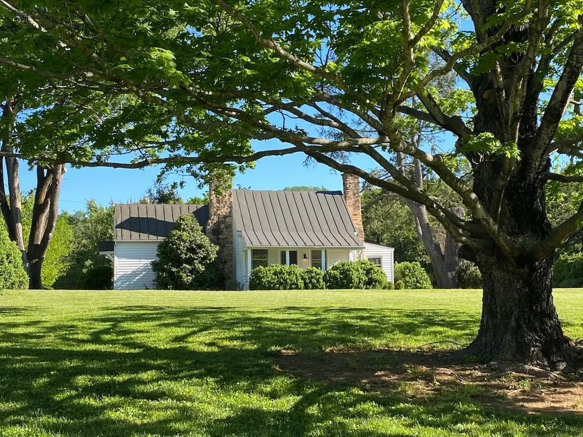 Historic cottage with stunning mountain views - Image 1